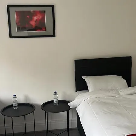 Tia 3* Liverpool