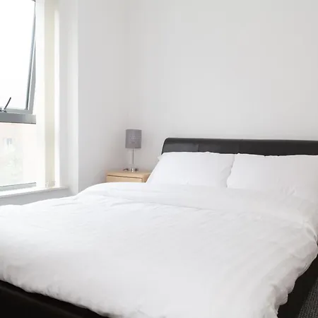 Serviced In Centre - Free Parking - Balcony - By Happy Days