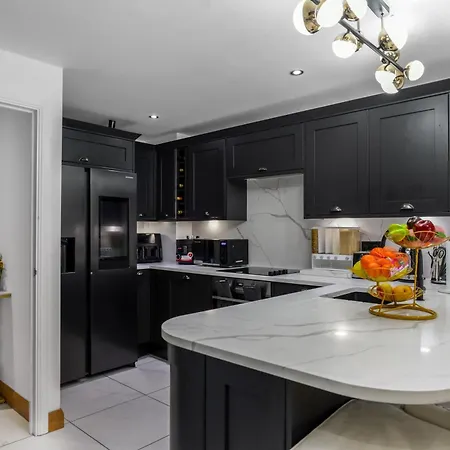 Luxurious 4 Bedroom House Liverpool