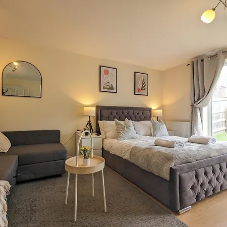 Large 4-bedrooms House Near Centre Free Parking Ferienhaus