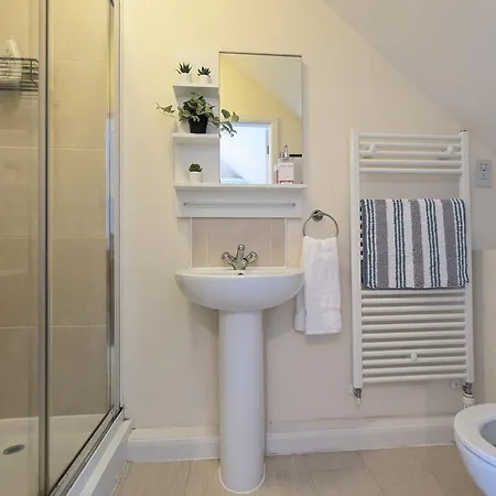 Large 4-bedrooms House Near Centre Free Parking Ferienhaus