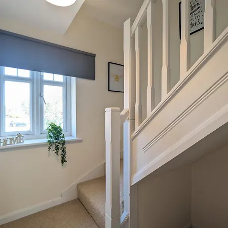 Large 4-bedrooms House Near Centre Free Parking *