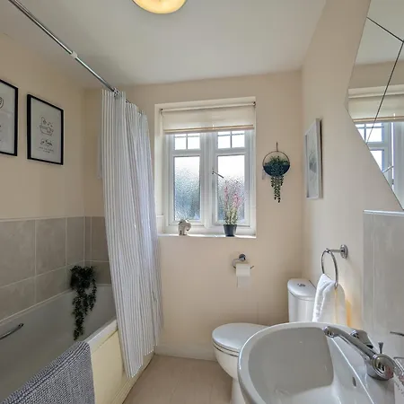 Large 4-bedrooms House Near Centre Free Parking
