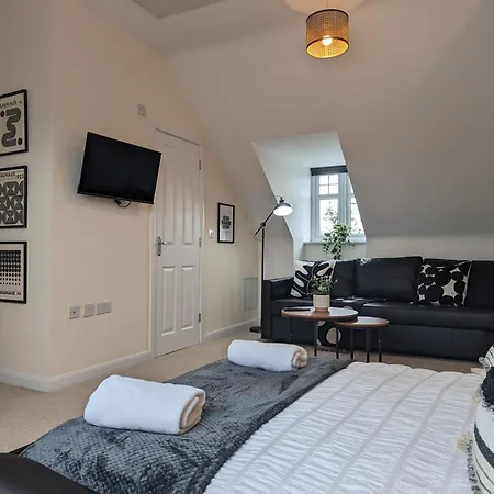 Large 4-bedrooms House Near Centre Free Parking *