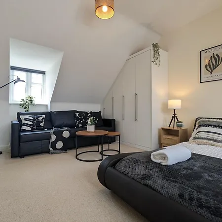 Large 4-bedrooms House Near Centre Free Parking Ferienhaus