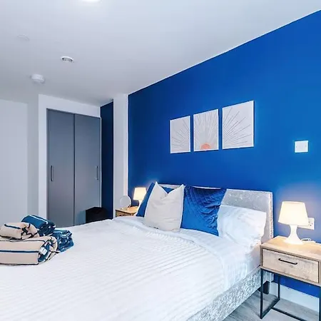 Stylish Apartment, Sleeps 4, Pool Table, Available For Long Term Liverpool