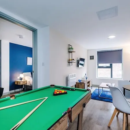 Stylish Apartment, Sleeps 4, Pool Table, Available For Long Term *