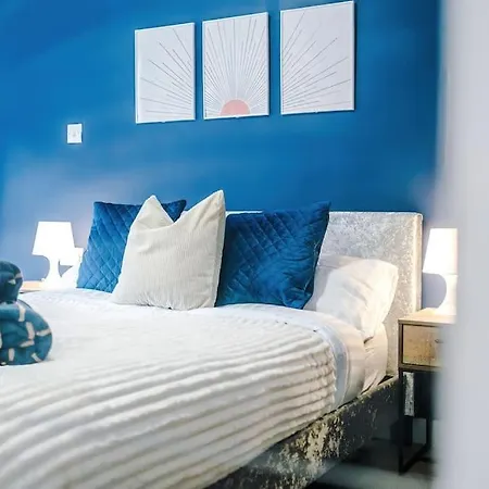 Stylish Apartment, Sleeps 4, Pool Table, Available For Long Term Apartment *