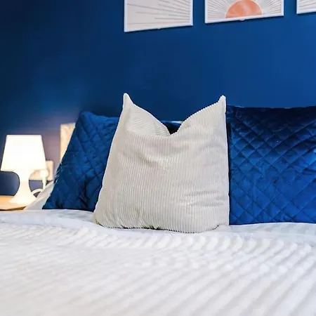 Stylish Apartment, Sleeps 4, Pool Table, Available For Long Term Apartment Liverpool