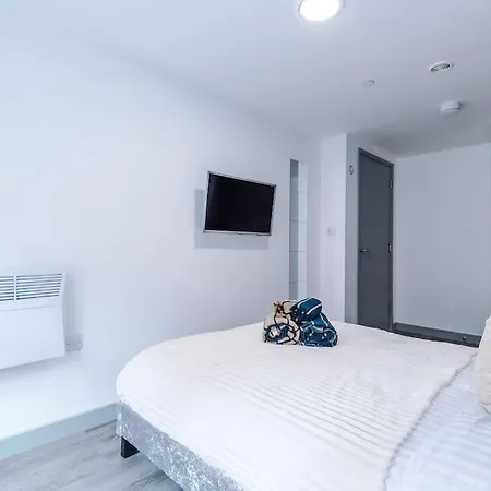 Stylish Apartment, Sleeps 4, Pool Table, Available For Long Term Liverpool