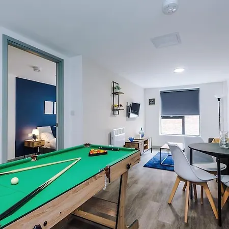 Stylish Apartment, Sleeps 4, Pool Table, Available For Long Term Liverpool