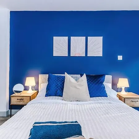 Apartment Stylish Apartment, Sleeps 4, Pool Table, Available For Long Term