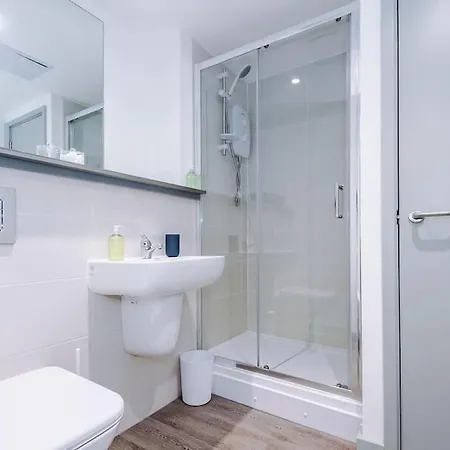 Stylish Apartment, Sleeps 4, Pool Table, Available For Long Term Liverpool