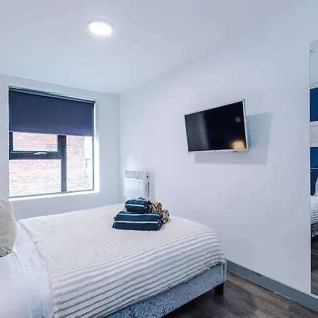 Stylish Apartment, Sleeps 4, Pool Table, Available For Long Term *