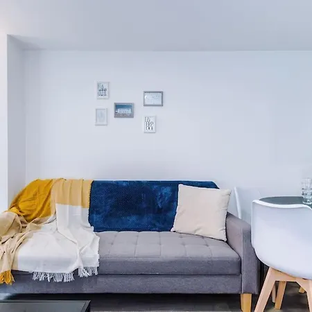 Stylish Apartment, Sleeps 4, Pool Table, Available For Long Term *