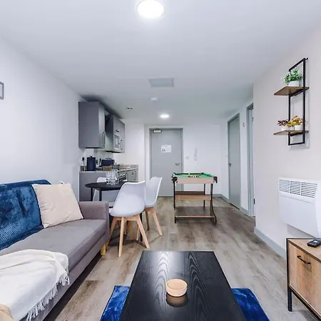 Stylish Apartment, Sleeps 4, Pool Table, Available For Long Term Liverpool