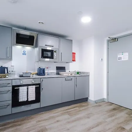 Stylish Apartment, Sleeps 4, Pool Table, Available For Long Term Apartment Liverpool