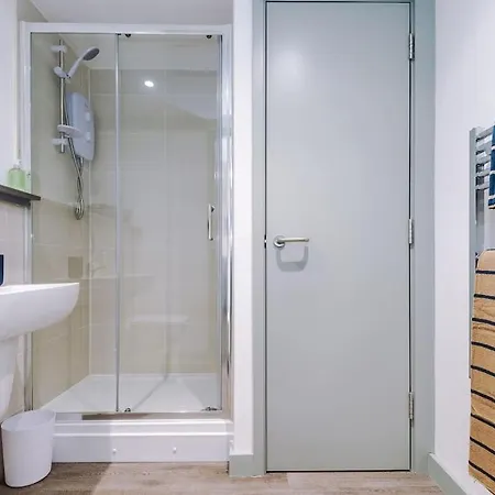Apartment Stylish Apartment, Sleeps 4, Pool Table, Available For Long Term Liverpool