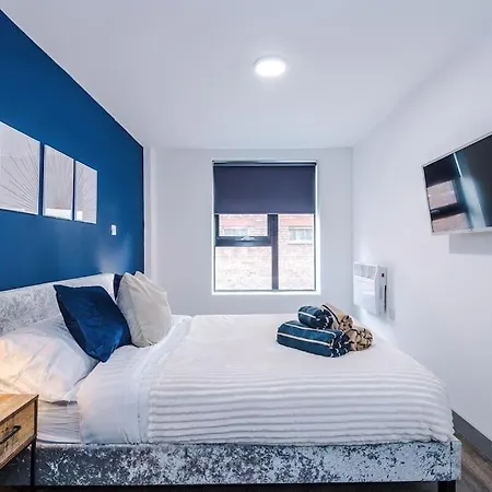Stylish Apartment, Sleeps 4, Pool Table, Available For Long Term Liverpool