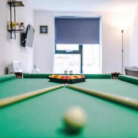 Stylish Apartment, Sleeps 4, Pool Table, Available For Long Term Apartment *