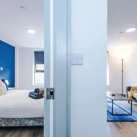 Stylish Apartment, Sleeps 4, Pool Table, Available For Long Term Liverpool