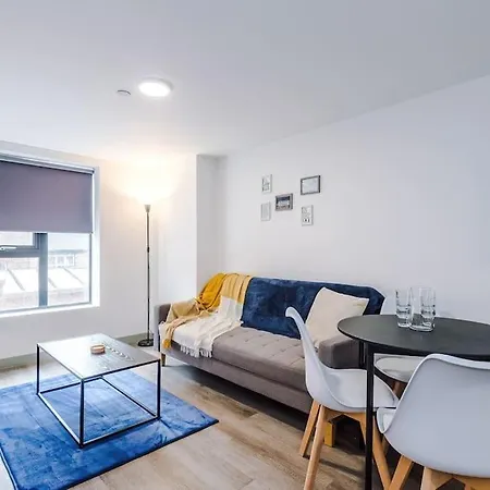 Stylish Apartment, Sleeps 4, Pool Table, Available For Long Term *