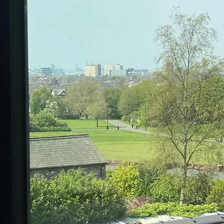 Tia 3* Liverpool