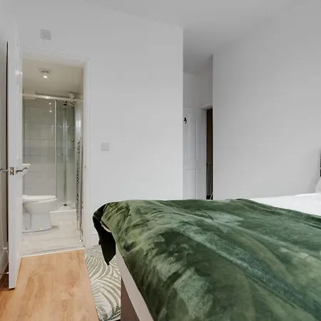 Supersized 5 Bedroom Ensuite Free Parking By Hinkley Homes Apartment Liverpool