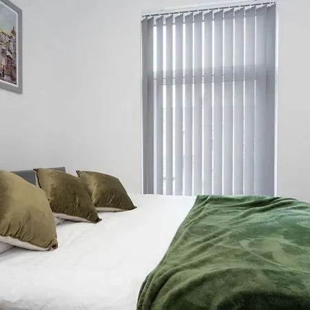 Supersized 5 Bedroom Ensuite Free Parking By Hinkley Homes * Liverpool
