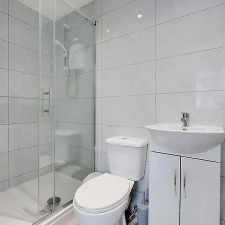 Supersized 5 Bedroom Ensuite Free Parking By Hinkley Homes *