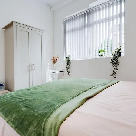 Supersized 5 Bedroom Ensuite Free Parking By Hinkley Homes * Liverpool