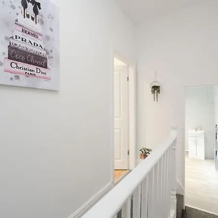 Supersized 5 Bedroom Ensuite Free Parking By Hinkley Homes Apartment