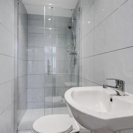 Apartment Supersized 5 Bedroom Ensuite Free Parking By Hinkley Homes