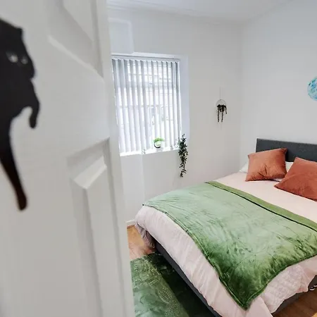 Supersized 5 Bedroom Ensuite Free Parking By Hinkley Homes Apartment *