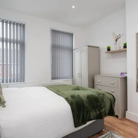Supersized 5 Bedroom Ensuite Free Parking By Hinkley Homes * Liverpool