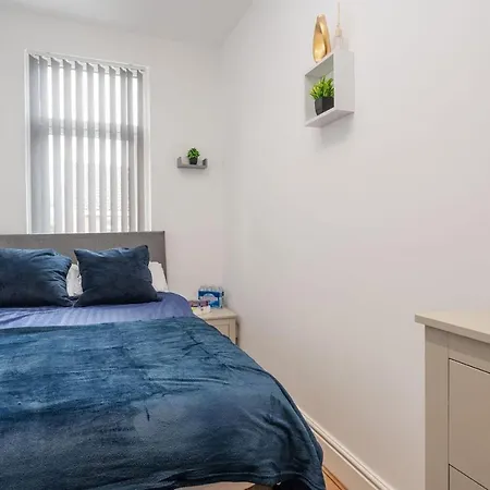 Supersized 5 Bedroom Ensuite Free Parking By Hinkley Homes Apartment *