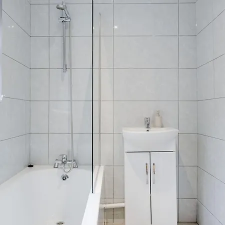 Supersized 5 Bedroom Ensuite Free Parking By Hinkley Homes Apartment Liverpool