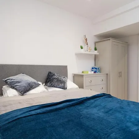 Supersized 5 Bedroom Ensuite Free Parking By Hinkley Homes *