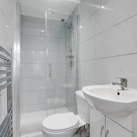 Supersized 5 Bedroom Ensuite Free Parking By Hinkley Homes