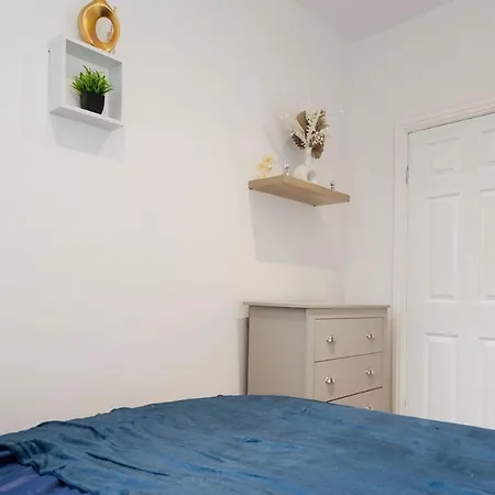 Apartment Supersized 5 Bedroom Ensuite Free Parking By Hinkley Homes