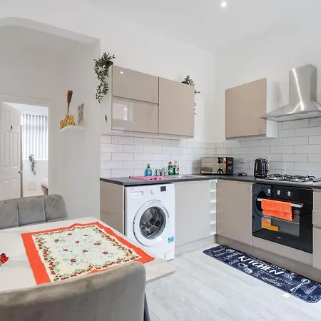 Supersized 5 Bedroom Ensuite Free Parking By Hinkley Homes Apartment *