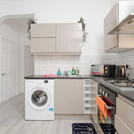Supersized 5 Bedroom Ensuite Free Parking By Hinkley Homes Liverpool