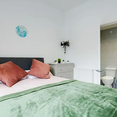 Apartment Supersized 5 Bedroom Ensuite Free Parking By Hinkley Homes