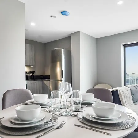 20, Elegant 2-bed Апартаменты