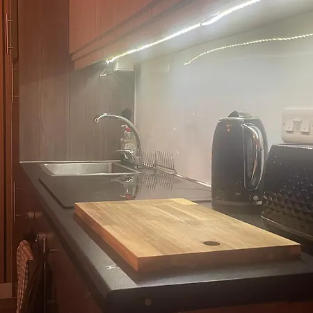 Manhattan Apartment *