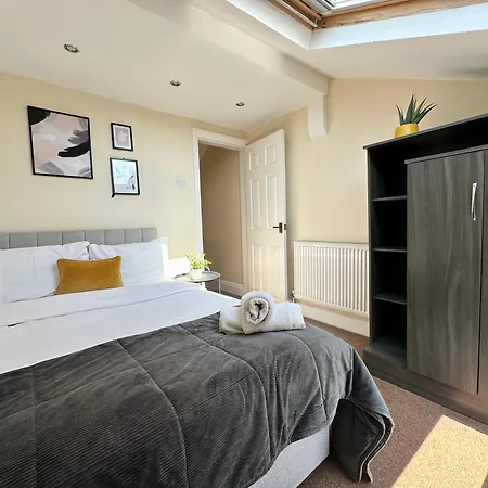 Modern 5 Bedroom House Near Lark Lane Apartment