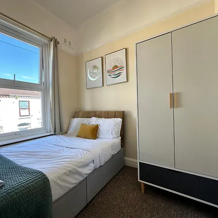 Modern 5 Bedroom House Near Lark Lane Apartment *