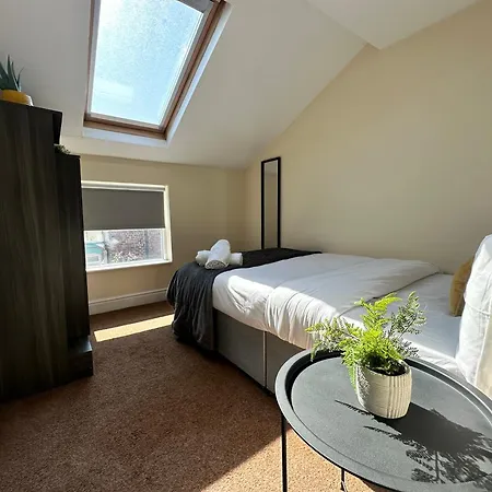 Modern 5 Bedroom House Near Lark Lane Apartment Liverpool