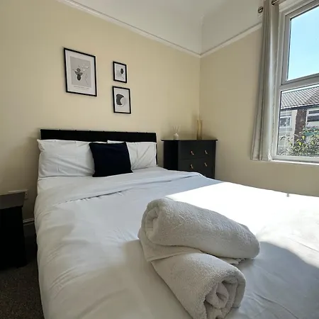 Apartment Modern 5 Bedroom House Near Lark Lane *