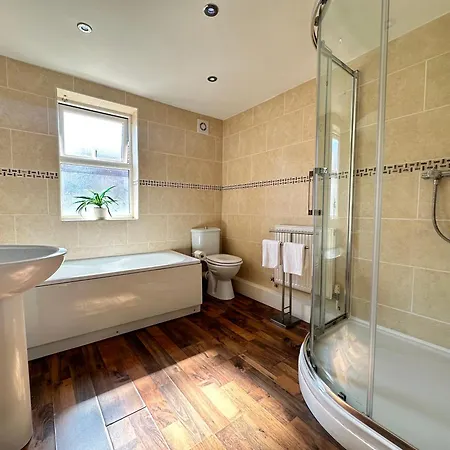 Modern 5 Bedroom House Near Lark Lane Apartment Liverpool